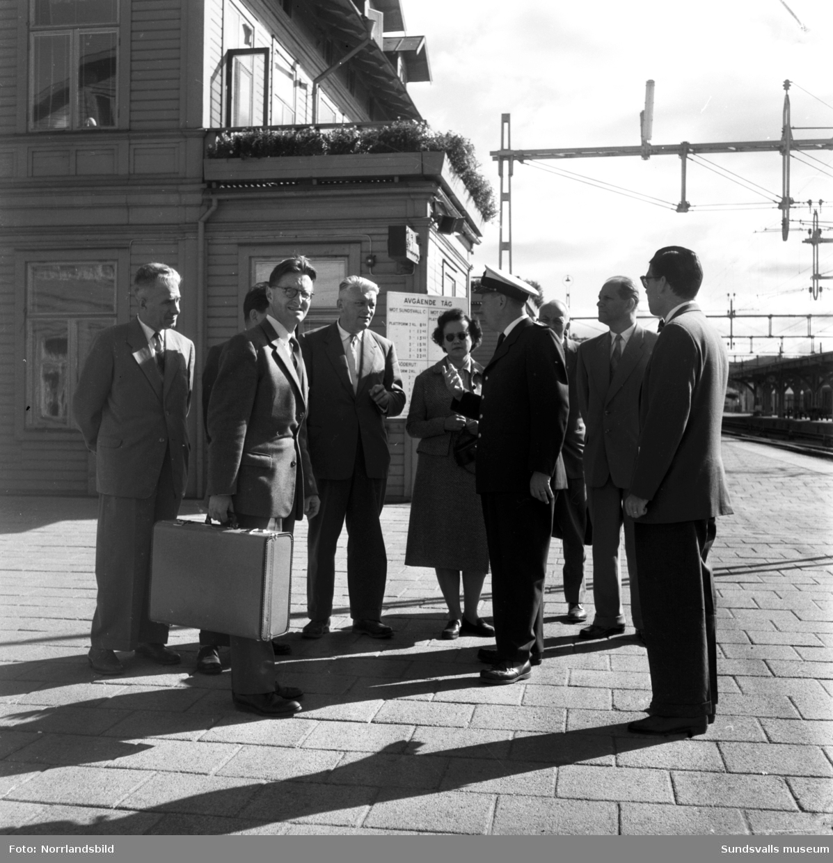 En grupp människor invid järnvägsstationen i Ånge.