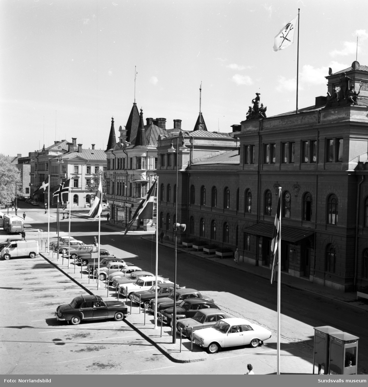 Översiktsbilder över Stora torget med omkringliggande byggnader fotograferat från Hirschska huset.
