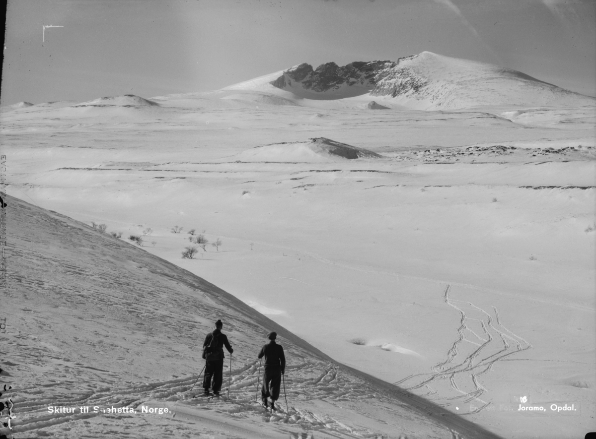 Dovrefjell, to på skitur mot Snøhetta. Påskrift Skitur til Snehetta, Norge