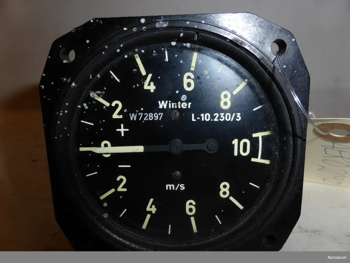en variometer gjord i svart metall. Har självlysande visare och siffror. Tillverkat av Gebr. Winter GmbH & Co. KG. år 1969.
Den är graderad i m/s.