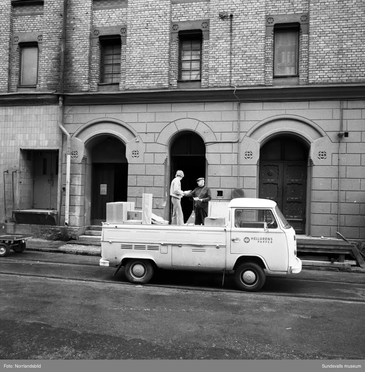 Hellgrens papper lastar eller lossar varor på sin pickup på Magasinsgatan, kvarteret Skonerten.