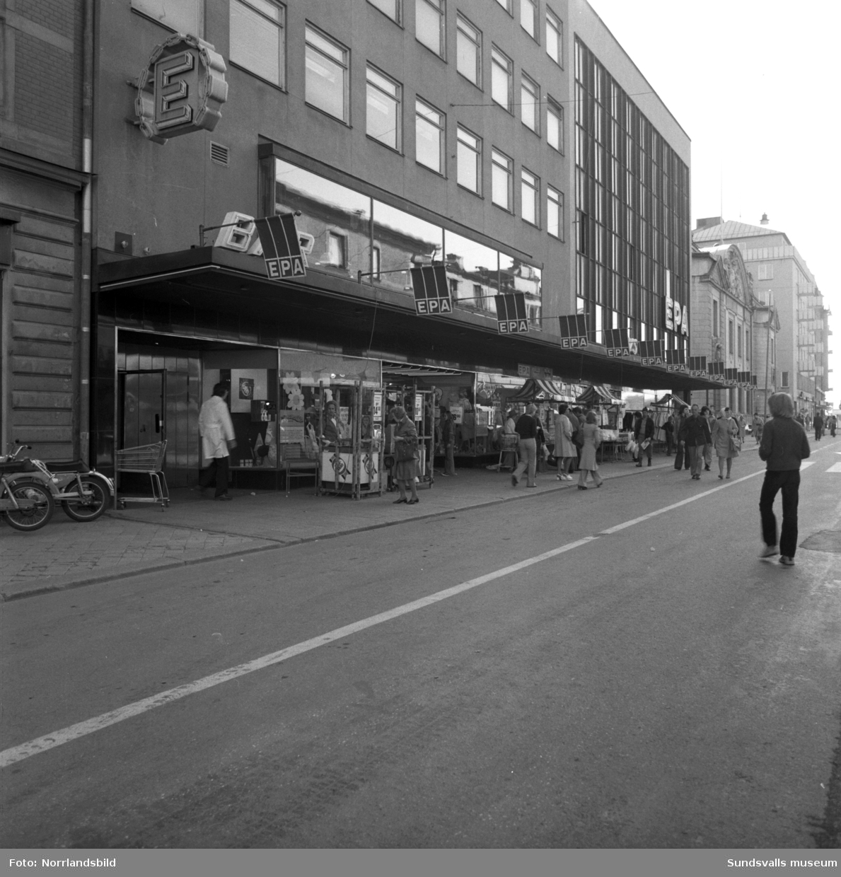 Bilder från Storgatan vid varuhuset EPA på vänster sida och mittemot låg Dahlmans samt HM.