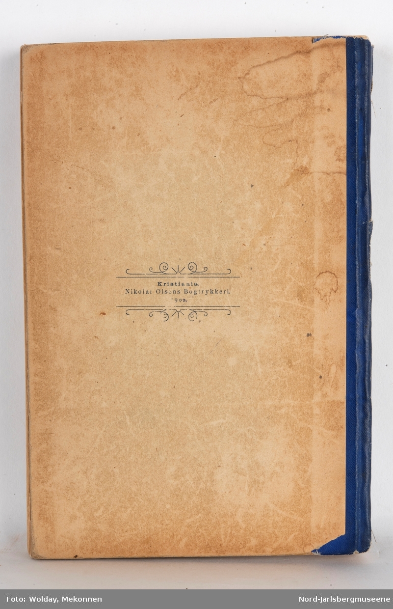 Bok med stivt omslag. Permens farge er gul, ryggen blå. NSBs logo fra rundt 1900 , med teksten Norsk Jernbanekalender 1902, Kristiania, Udgivernes forlag.