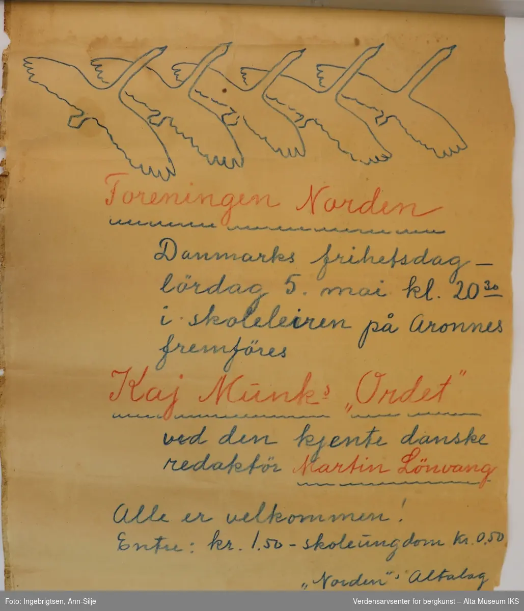 Plakat som er skrevet på med rød og blå blyant. Fem svaner i flukt er tegnet over teksten.