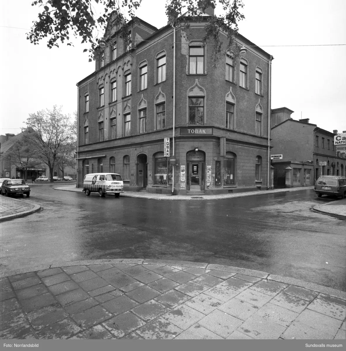 Huset på Trädgårdsgatan 23, Centralgatan15, på hörnet låg Nya Cigarraffären.