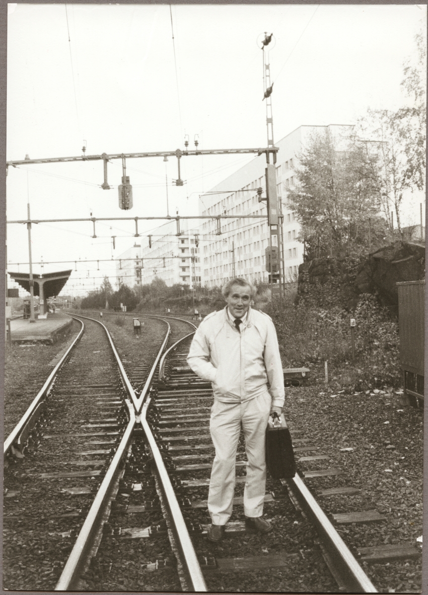 Simon Holmlund, med gedigen bakgrund inom elinstallationer anställdes hos Trafikaktiebolaget Grängesberg - Oxelösunds Järnvägar, TGOJ, 1961. Här planerar han arbetet inför en växelflytt på Centralbangården i Eskilstuna.