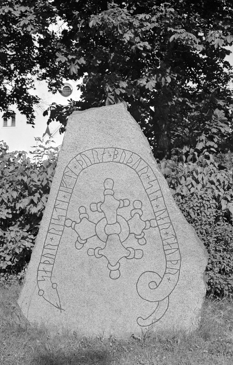 Runstenen invid Sjögestad kyrka har följade inskription; "Sätor reste (stenen) efter Tore, sin broder (som) dog."