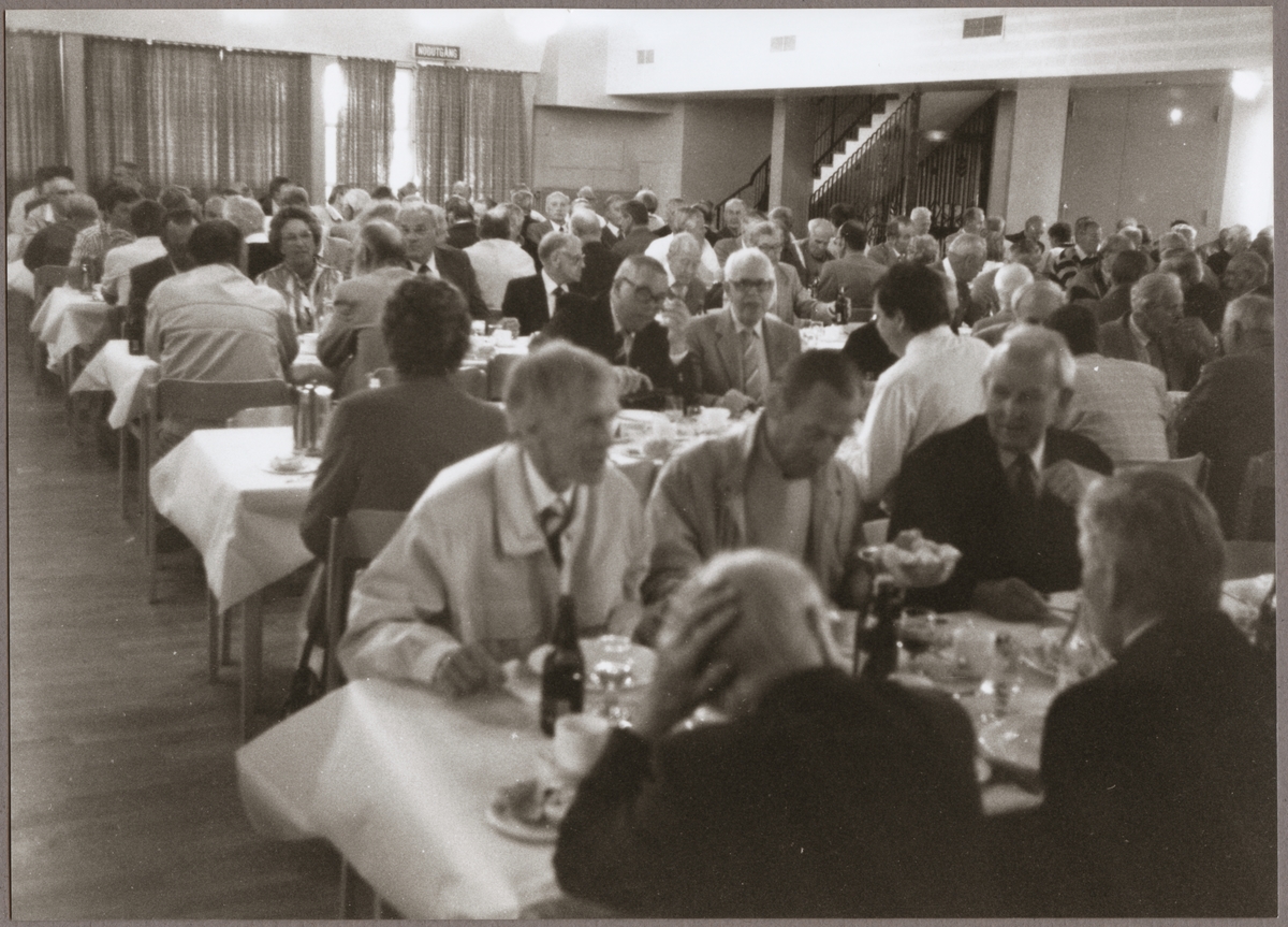 Pensionärer avnjuter lunch på Trafikaktiebolaget Grängesberg - Oxelösunds Järnvägar, TGOJ:s pensionärsträff på Parken Zoo i Eskilstuna 1989.