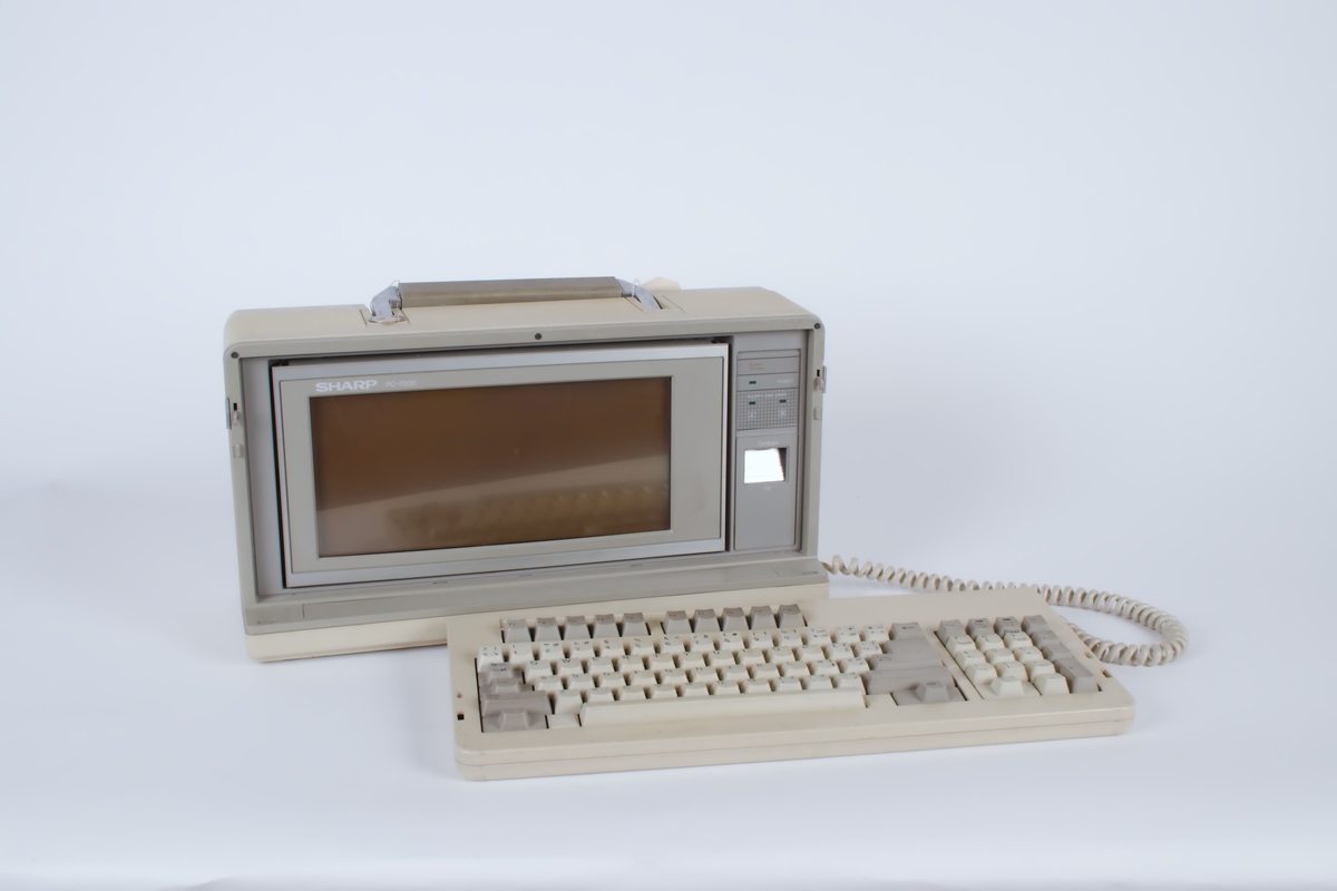 Bærbar PC, av merket Sharp med to diskettstasjoner og tastatur, uten harddisk.