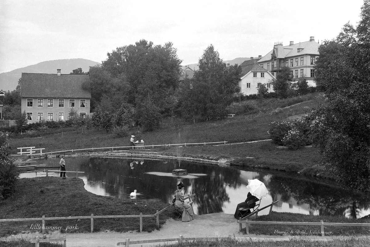 Lillehammer, Søndre park mot Langes gate, fra venstre Støren-huset, Norges Banks hus (det llile huset) og Astrupgården (Lorangegården)