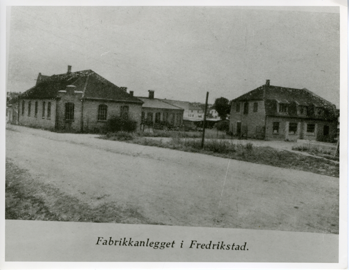 Fredrikstad, 
Vestsiden,
Trosvikberget,
Gressvikgaten 6 (nåværende Arne Svendsens gate),
Sleipner Motorfabrikk.