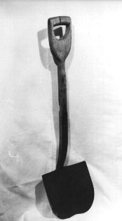Form: Halvmåneformet spadeblad, buet skaft
