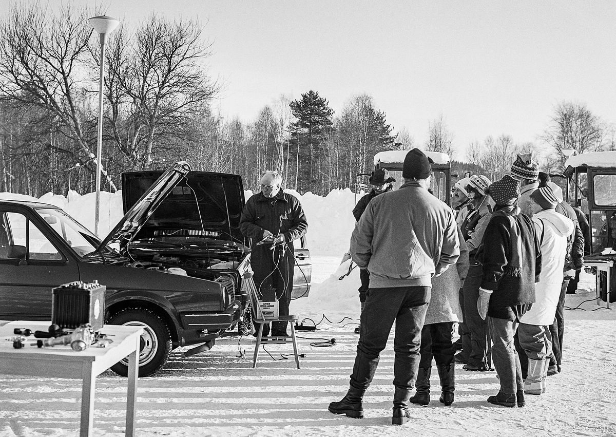 Här hade lärare vid Svegs skolor bjudits in för att öka sina kunskaper i vinterteknik och hur trilskandes fordon startas.
1. Ding Bengt Lundblad vid Motorskolans teknikavdelning lär ut hur hjälpstartkablar kopplas på ett säker sätt.