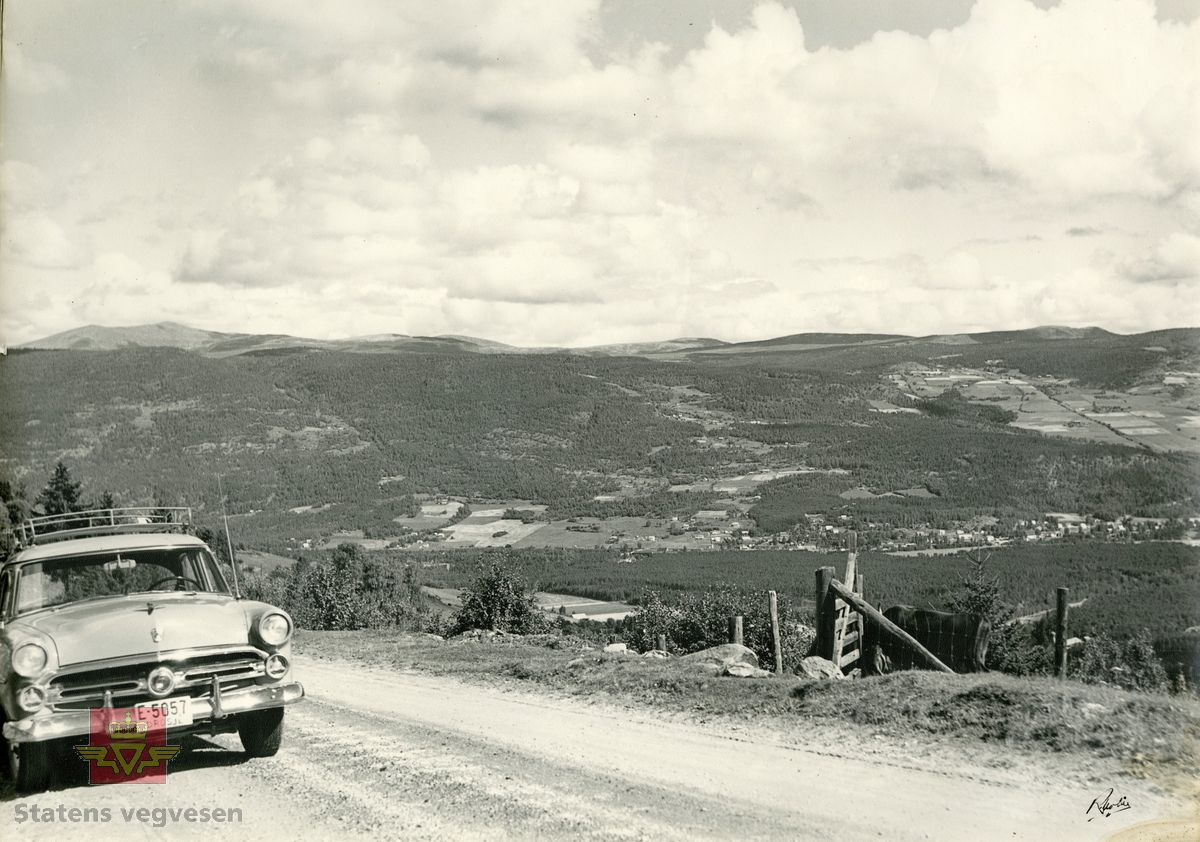 Bildet viser en 1952 modell Ford med kjennemerke E-5057. Bilen ble brukt som drosje. 
Bildet er tatt mellom 28.06.1952 og 10.09. 1955 i følge opplysninger fra Kai Jan Kolbu ved Lillehammer trafikkstasjon. Se vedlegg.