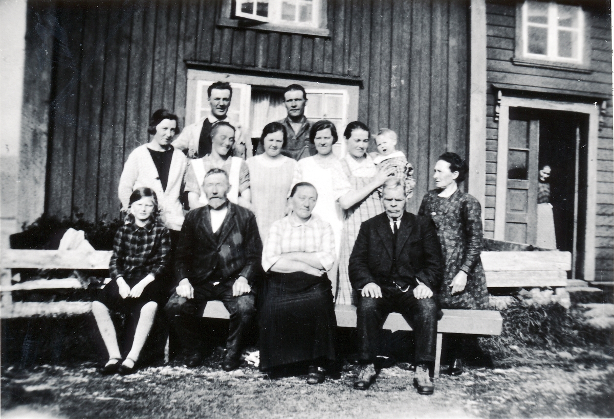 Familie foran Borterstua i Hofsøya. 1928