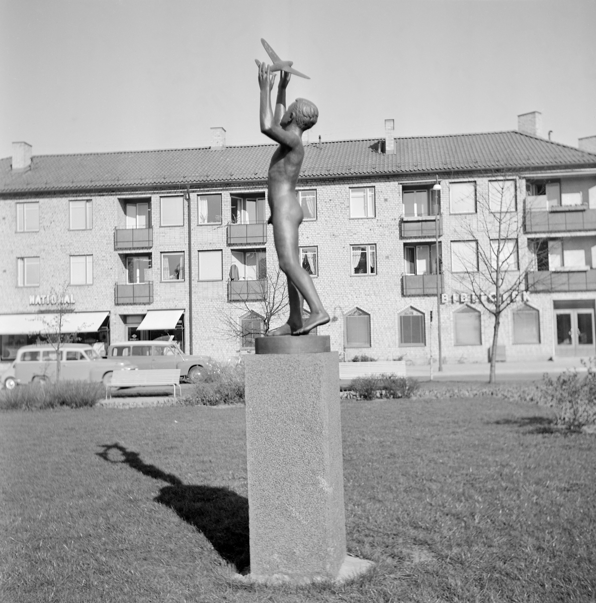 David Wretlings skulptur Nya vingar i Linköping är tillkommen 1950 som en av flera i bestämd upplaga. Den kan även beskådas i exempelvis Sala och på Nationalmuseum. Först 1958 fick skulpturen sin placering på Drottningtorget.