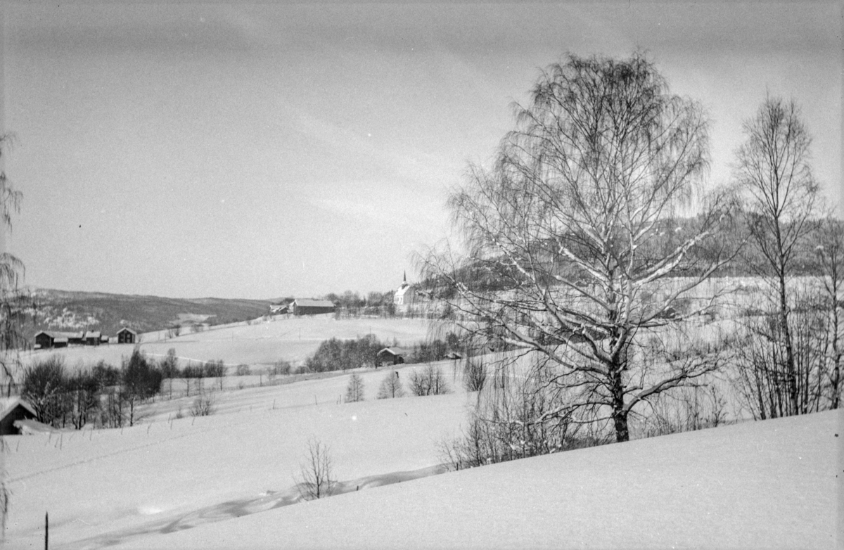 Gausdal, Follebu med Follebu kirke og Grimstad ned til venstre. Lundevarden bak. Vinterbilde
