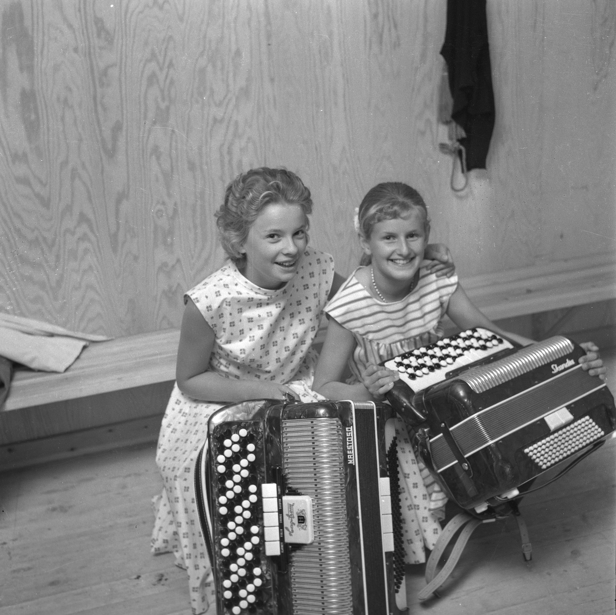 Diverse bilder, 1958.
Trivselkvällar, badflickor, m.m.