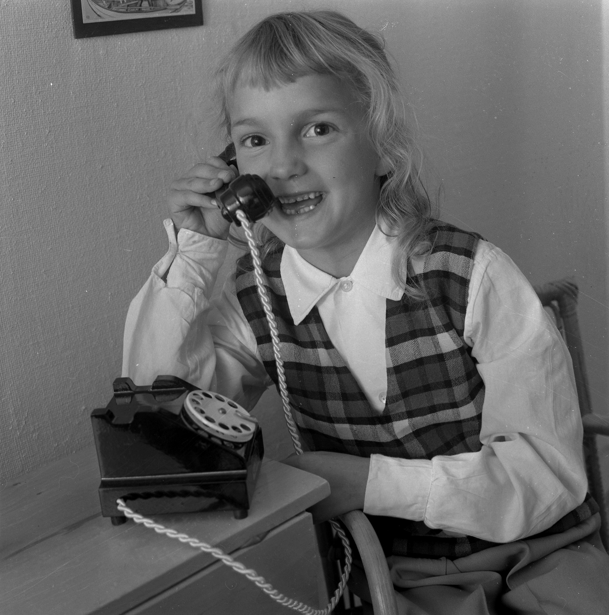 Diverse bilder, 1958. 
Flicka pratar i telefon.