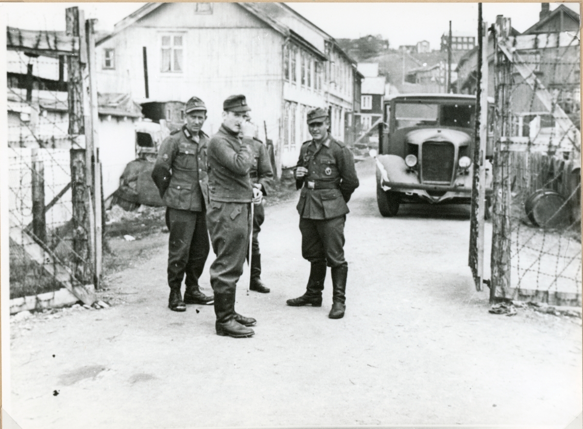 Tyske soldater i Hans Aasens gate på Røros.