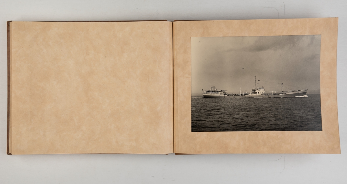 Album med fotografier fra sjøettingen og dåpen av M/S 'Belfast' i 1954.