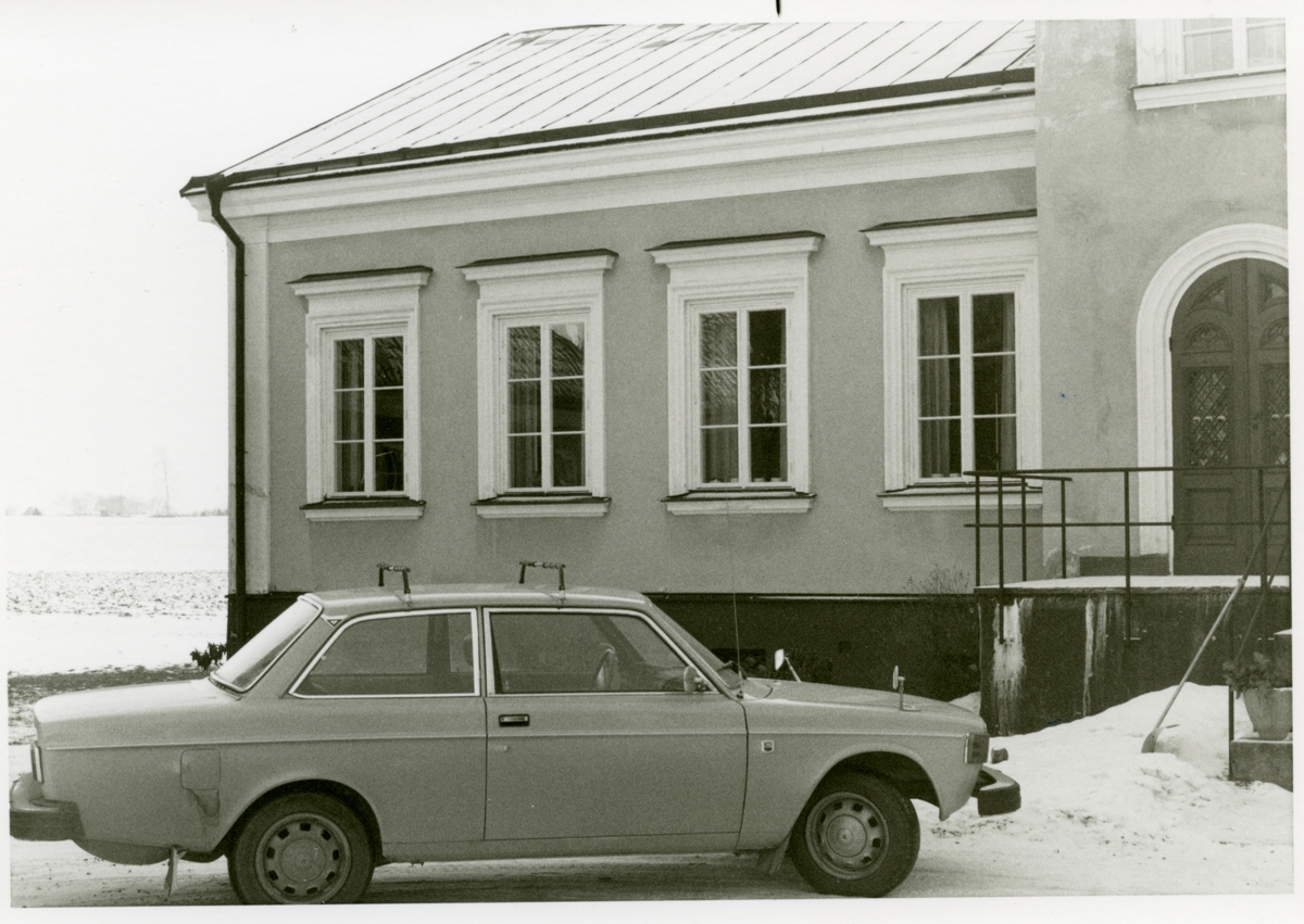 Irsta sn, Brunnby gård.
Bil stående framför entrén, 1976.