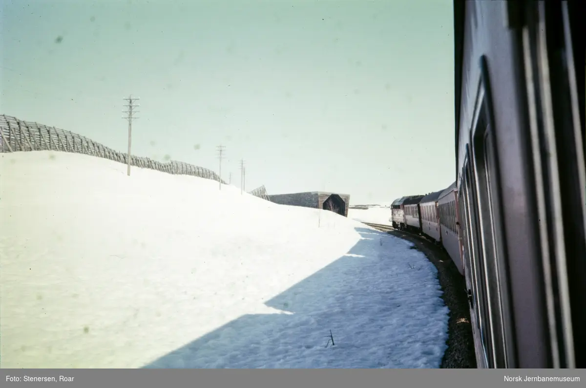 Underveis over Saltfjellet med nattoget fra Trondheim til Bodø, tog 455. Toget trekkes av diesellokomotiv type Di 3. Fremst i toget spisevogn litra R 20 nr. 119.
