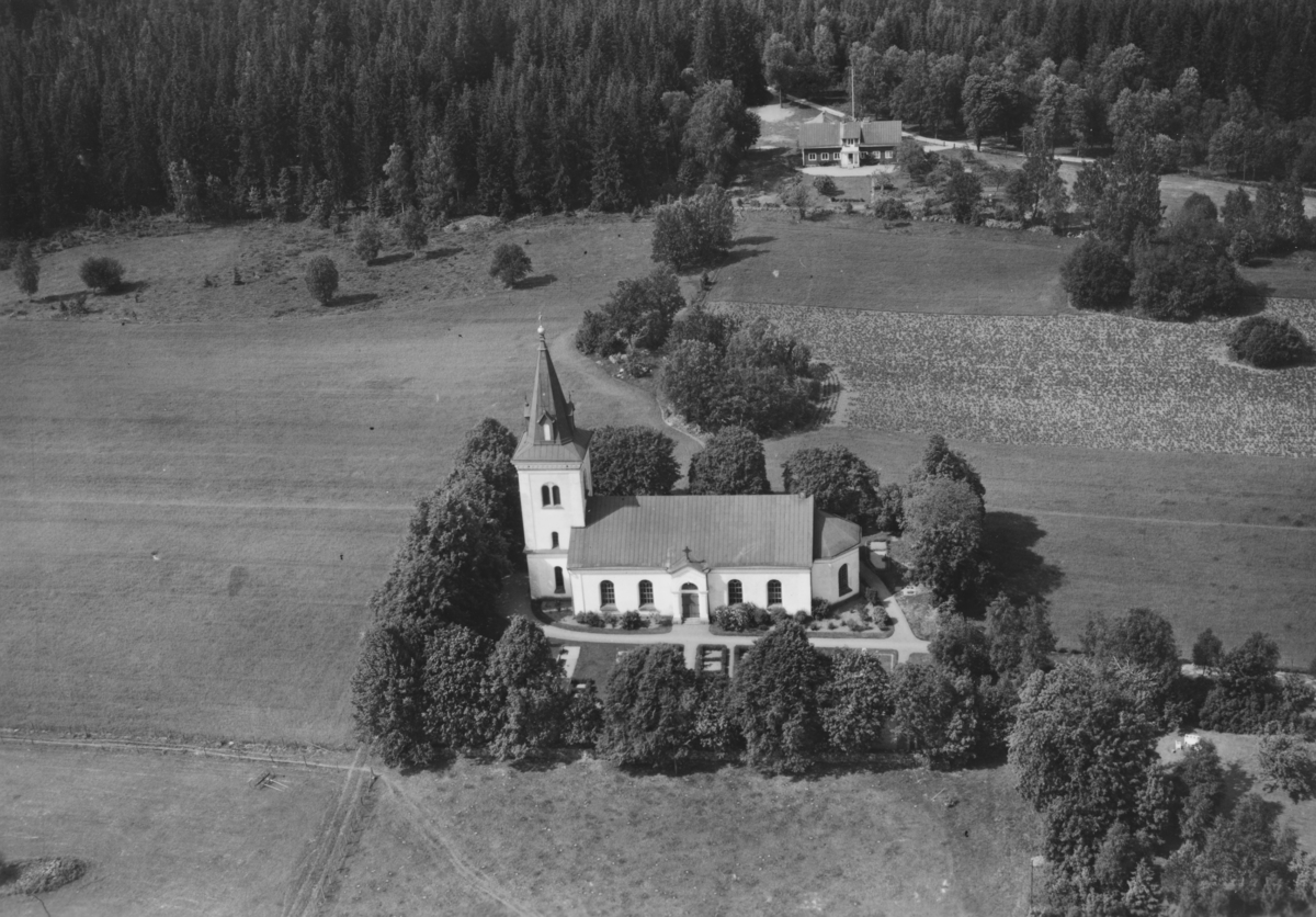 Flygfoto över Kärda kyrka i Värnamo kommun, Jönköpings län. Nr 229/1956