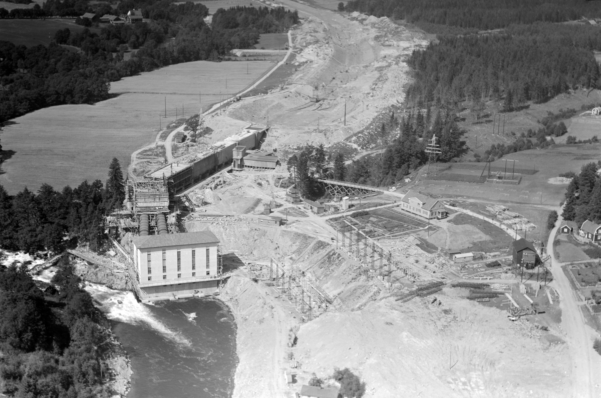 År 1930 togs riksdagsbeslut om att anlägga Malfors kraftstation. Bygget påbörjades 1932 och kunde invigas fyra år senare. Bilden är från 1935 och visar den nya åfåran, ännu torrlagd. I bildens nedre vänstra sida brusar ännu Motala ström i vattendragets ursprungliga sträckning. Inom kort kommer forsen att tystna.