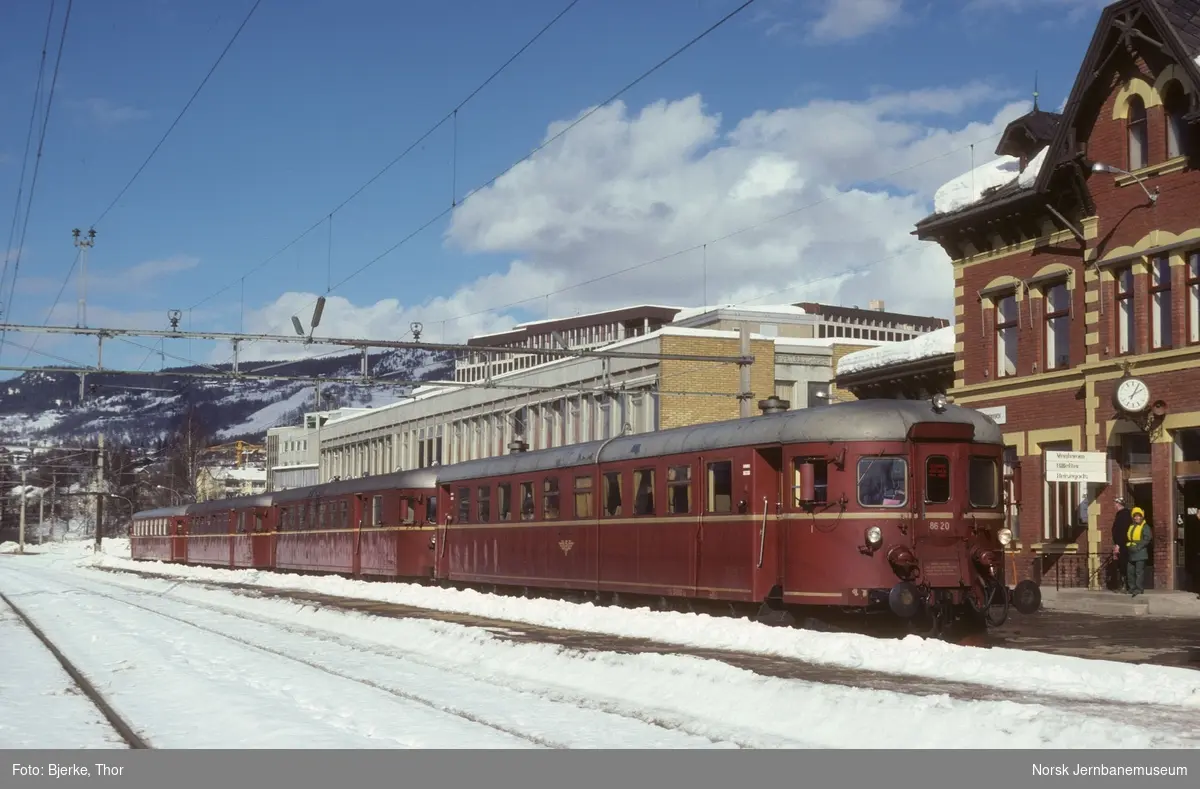 Ekspresstog 42 Lillehammer-Oslo med fire-vogns 86/91-sett på Lillehammer stasjon i påsketrafikken