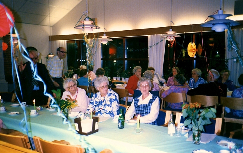 Kräftskiva i Brattåsgårdens matsal, 1990-tal. 
Från vänster ses Gunnar Valvsten (stående), Okänd, Helga Påsse (i blommig blus), Margit Antonsson (i röd blus) och Ingrid Rosén (i rutig väst).