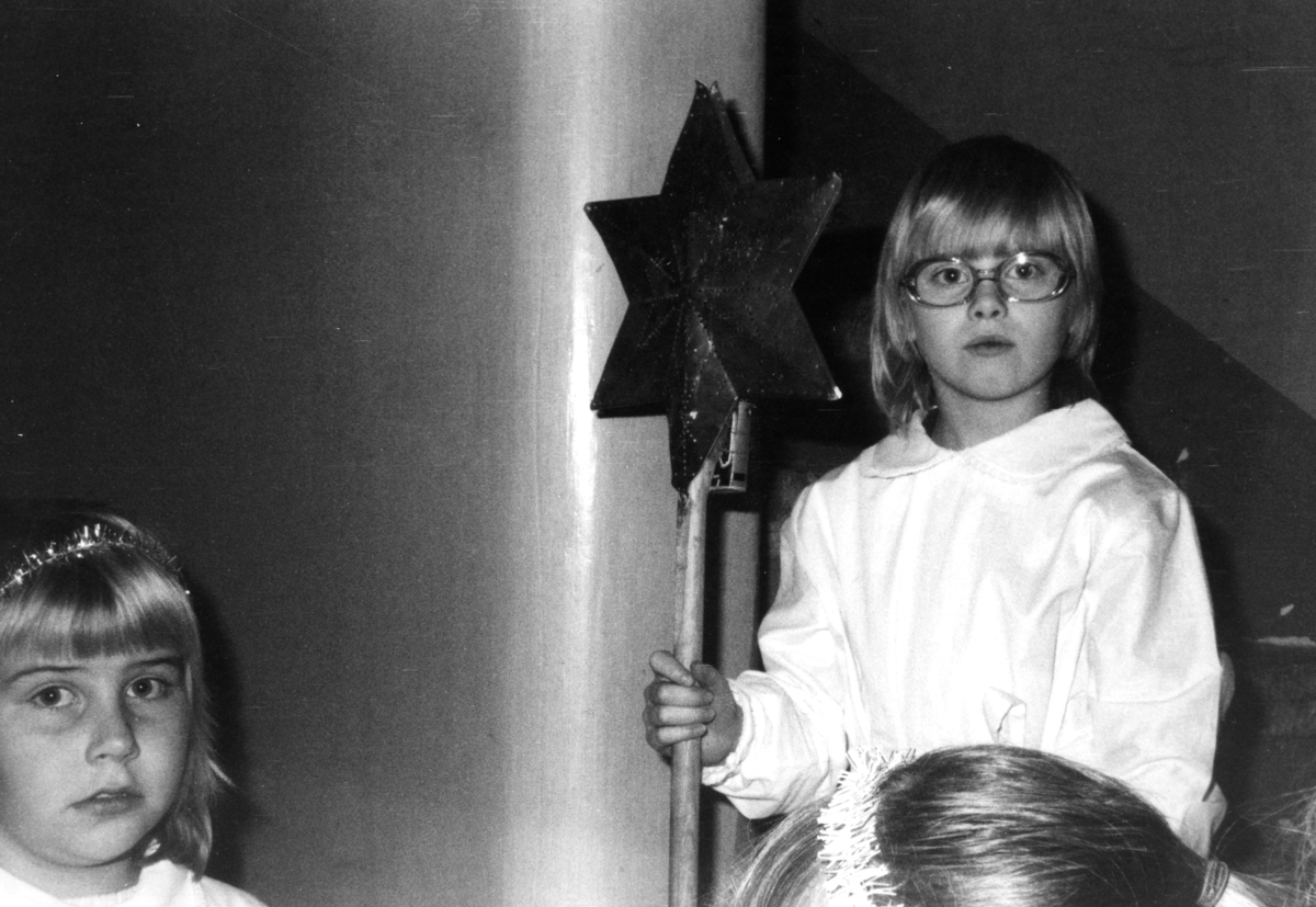 Julspel i Kållereds kyrka (Svenska kyrkan) 1970.
Stjärnflicka är Yvonne Olsson, Kållered. Okänd flicka till vänster.