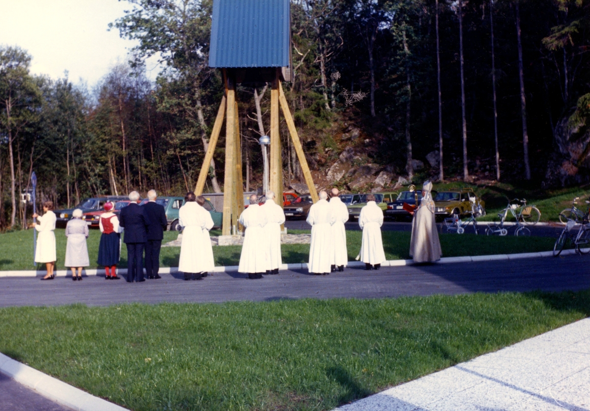 Invigning av Apelgårdens kyrka (Svenska kyrkan) 1982. Biskop Bertil Gärdtner, flera präster och övriga står framför klockstapeln.