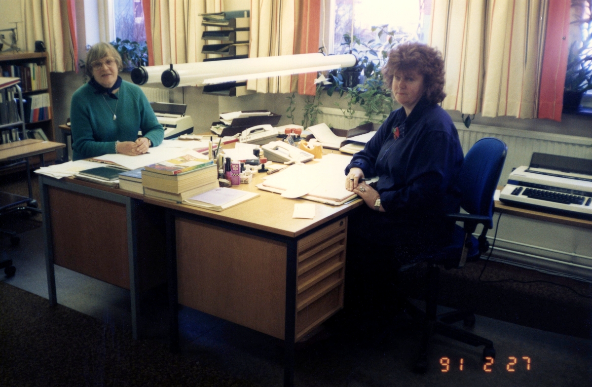 Svenska Kyrkans expedition på Våmmedalsvägen 126 i Kållered år 1991. Från vänster: Ulla Gahrn och Margitta Gullberg som båda arbetar med folkbokföring.