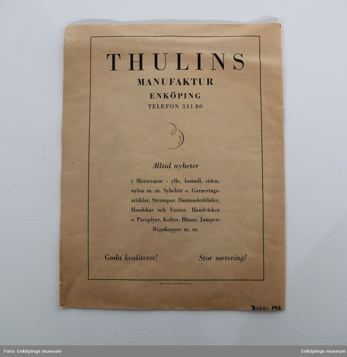 Modekatalog från Thulins Manufaktur Enköping Tele 33180. Katalogen är på franska med svartvita bilder. Det enda färgen som finns i katalogen är orange. Tryckt i Örebro.