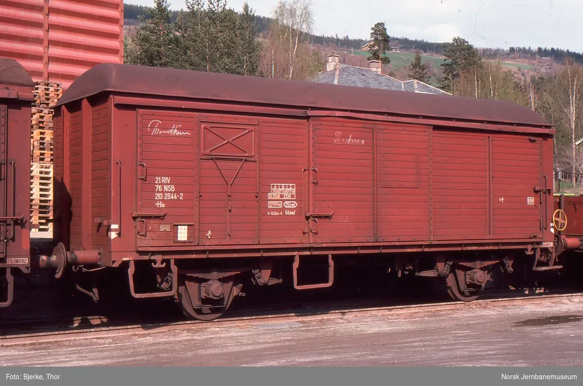 Lukket godsvogn med skyvedører litra His nr. 210 2644-2 på Fagernes stasjon