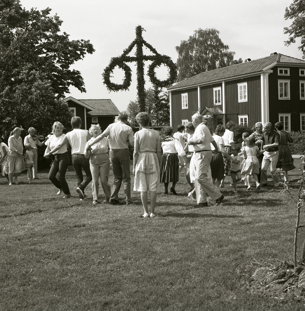 Dans kring midsommarstången under ett midsommarfirande vid gården Sunnanåker den 22 juni 1985.