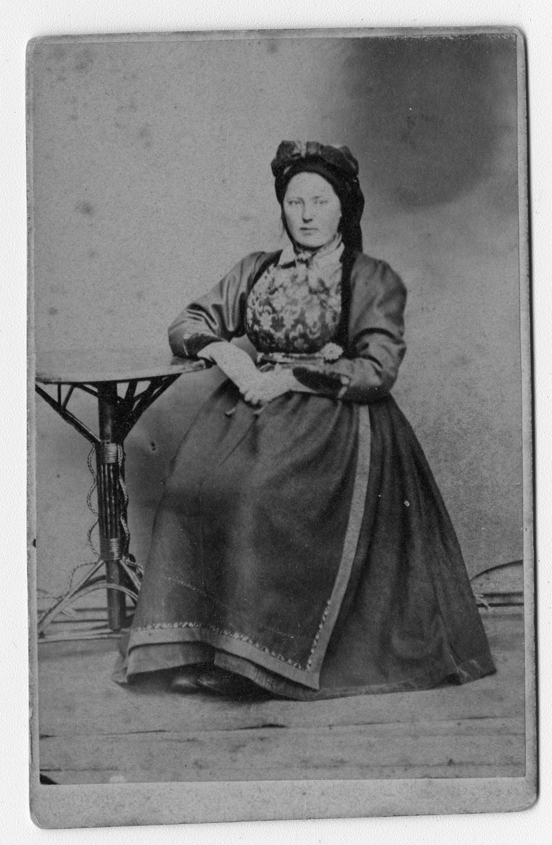 Fotosamling etter fotograf Knut Aslaksen Berdal. f. 1829 Einlaugdalen Vinje, d. 21.01.1895. Portrett av Margit Bjørnsdatter Berdal