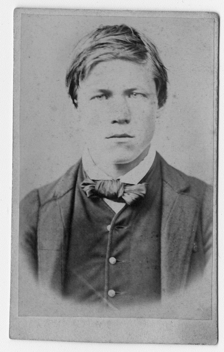 Fotosamling etter fotograf Knut Aslaksen Berdal. f. 1829 Einlaugdalen Vinje, d. 21.01.1895. Portrett av en ung mann. Halvor Knutson Bringsværd, g.m. Gjertrud Skretveit