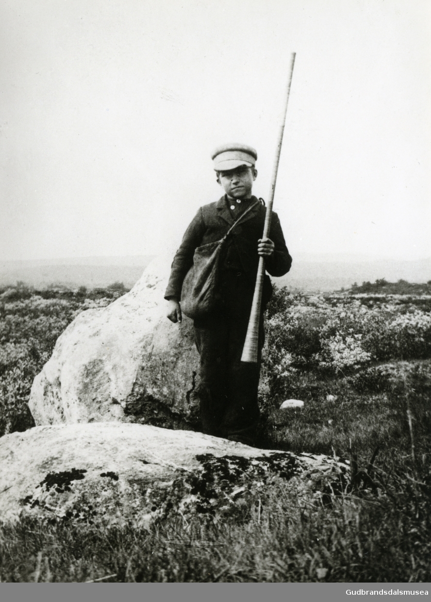 Gjetergutt, Torstein Lien fra Svatsum, med skreppe og lur. Luren ble brukt til å jage ville dyr med den stygge låta.