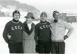 To russiske skøyteløpere sammen med Hans Engnestangen på ban