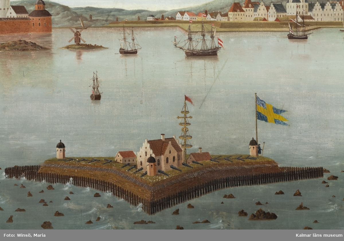 Kvarnholmen, Kalmar nya stad och Kalmar slott, i förgrunden Grimskär, i bakgrunden berg och kullar, framför staden i vattnet ett flertal skepp och mindre båtar, den ostligaste delen av Kvarnholmen finns inte med i motivet. På Grimskär syns både midsommarstång och hissad flagga.