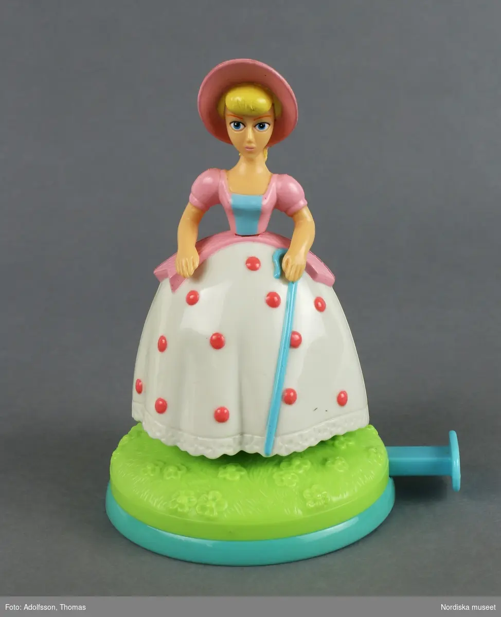 Figuren föreställer en herdinna som är en av leksakerna som får liv i filmen Toy Story.