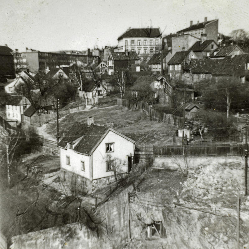 Oversikt over trehusbebyggelse på Enerhaugen. I 1947 ble det vedtatt at de gamle trehusene skulle rives. I 1959 startet arbeidet med saneringen. (Foto/Photo)