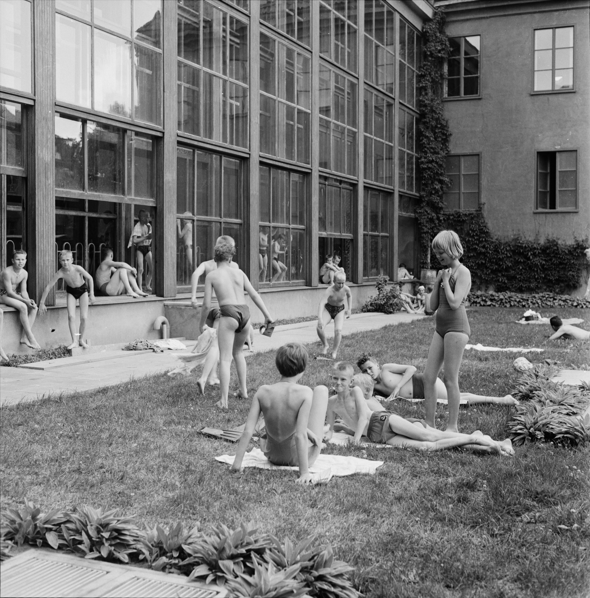 Centralbadet - barn på solgården, Uppsala 1958