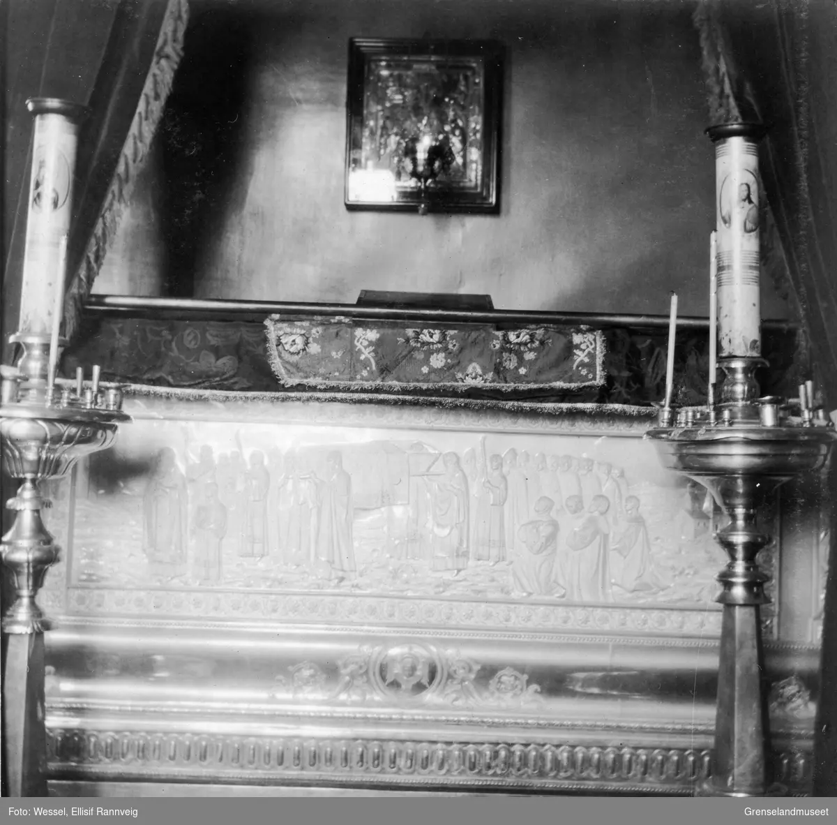 Den hellige Trifons sarkofag i Pechenga klosterkirke.