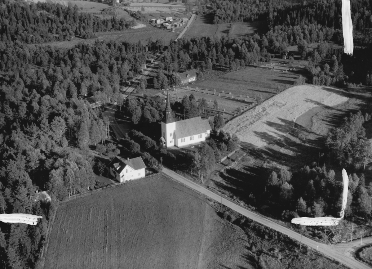 Flygfoto över Valdshult kyrka i Gislaveds kommun, Jönköpings län. Nr 1658/1958