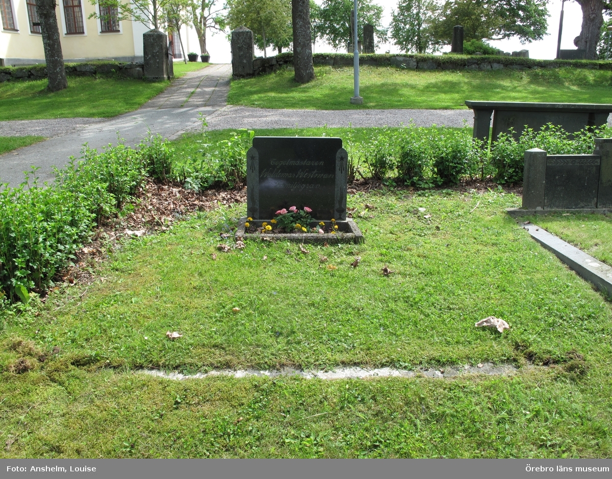 Ervalla kyrkogård Inventering av kulturhistoriskt värdefulla gravvårdar 2015, Kvarter 17.