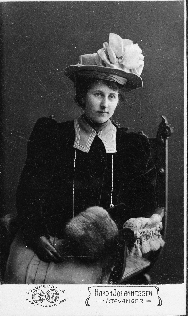 Hanna (Anna Alfrida) Håland (1891 - ) g. m. Søren Sørensen, Stavanger. Ho var halvsøster til Gurina Håland g. Tjensvoll og mor hennar var Johanna Enoksdtr. Nærland (1869 - ), andre kona til Abraham Abrahamsen Håland.