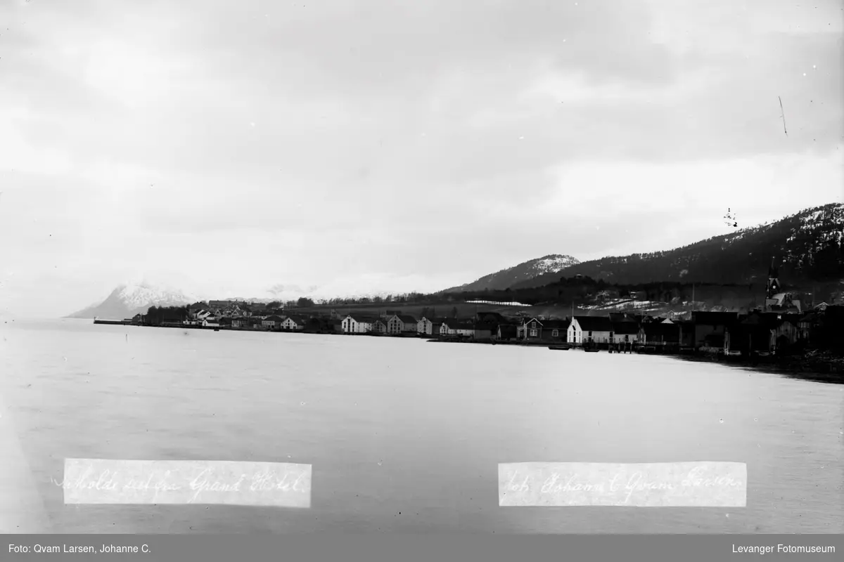 Utsikt fra Grand Hotels brygge mot Reknes sanatorium i Molde.